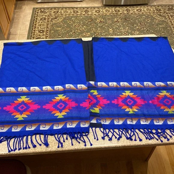 Wool Women’s Wrap or Cape Colorful Aztec Type Design Made in Ecuador One Size - Picture 3 of 16